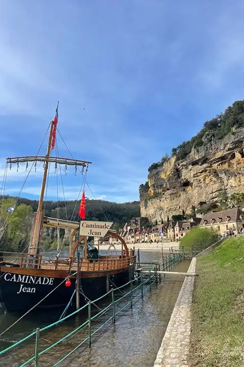 Visit La Roque-Gageac from a gabare