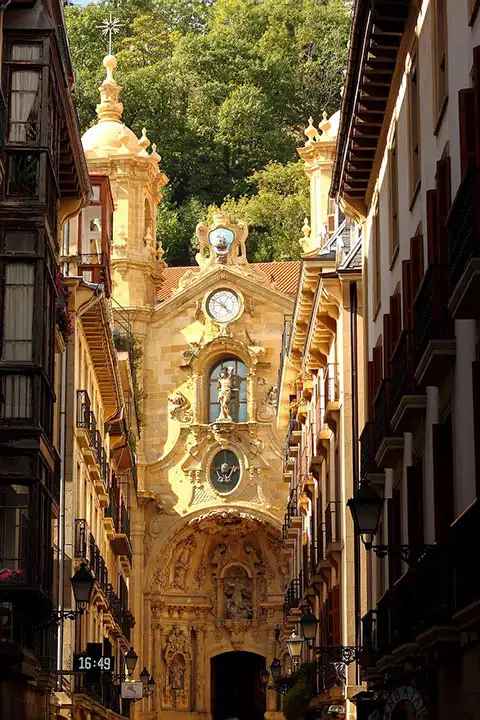 Visit the old town of San Sebastián and its basilica