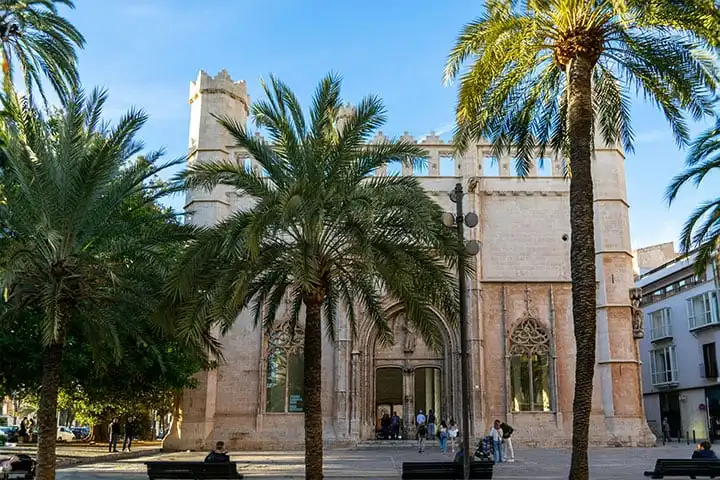 Visit Palma de Mallorca on foot with the Llotja district