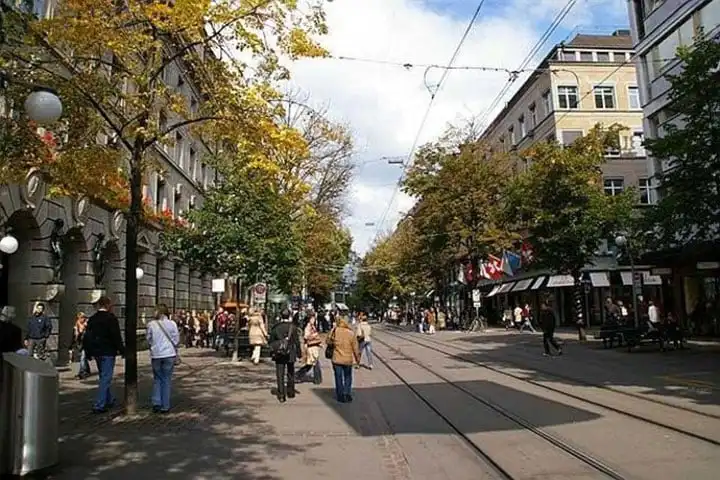 Shopping on the Bahnhofstrasse Zurich