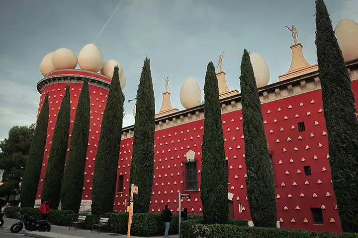 Visit Figueres and the Dalí Theatre-Museum