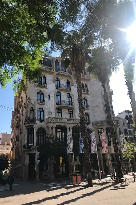 What to see in Barcelona? Barcelona city, historic centre and Modernista houses