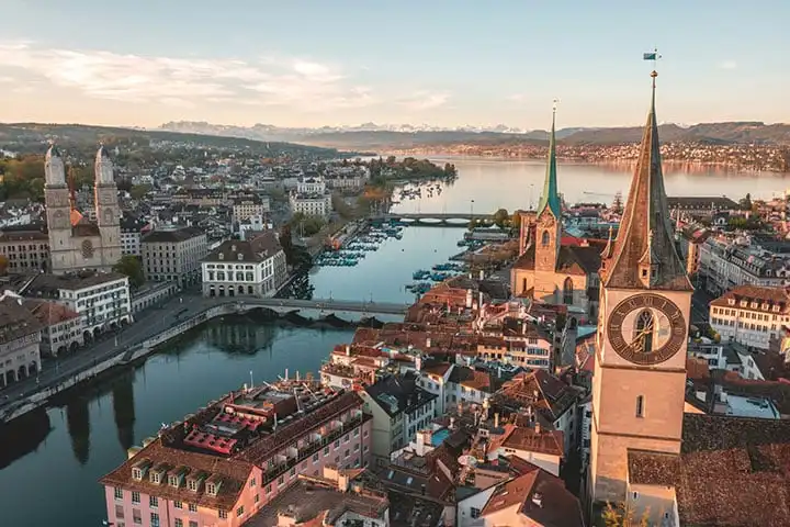 Visit the old town of Zurich (Altstadt)