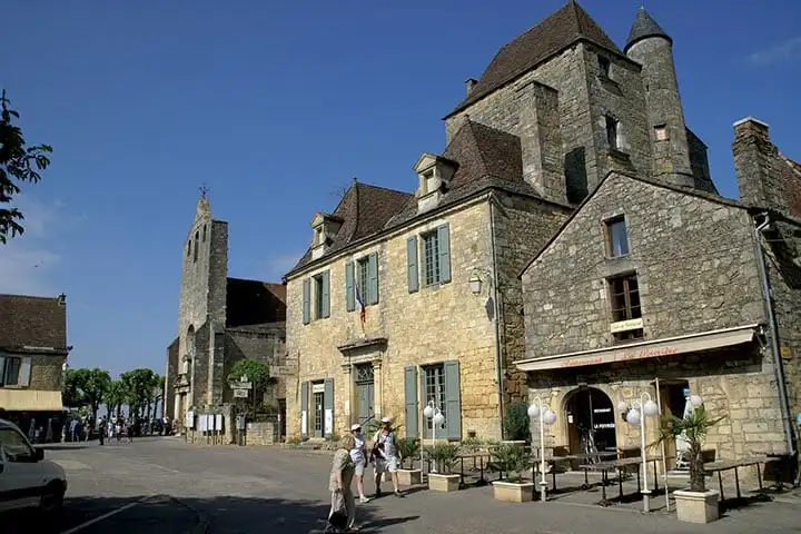Visit Domme and its royal bastide