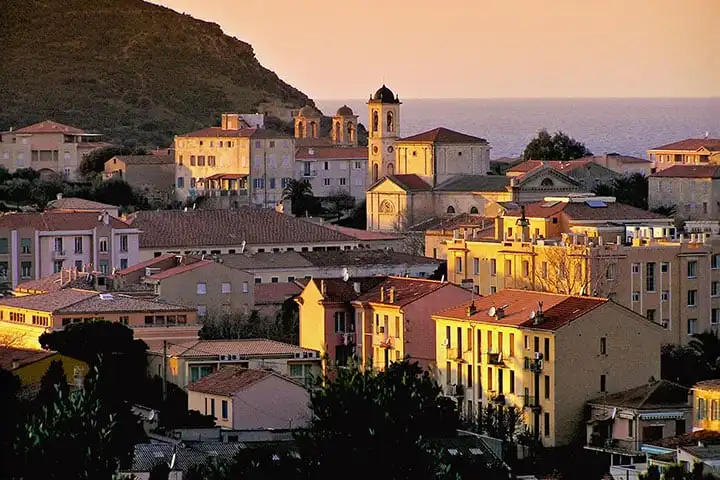 Visit L'Île-Rousse